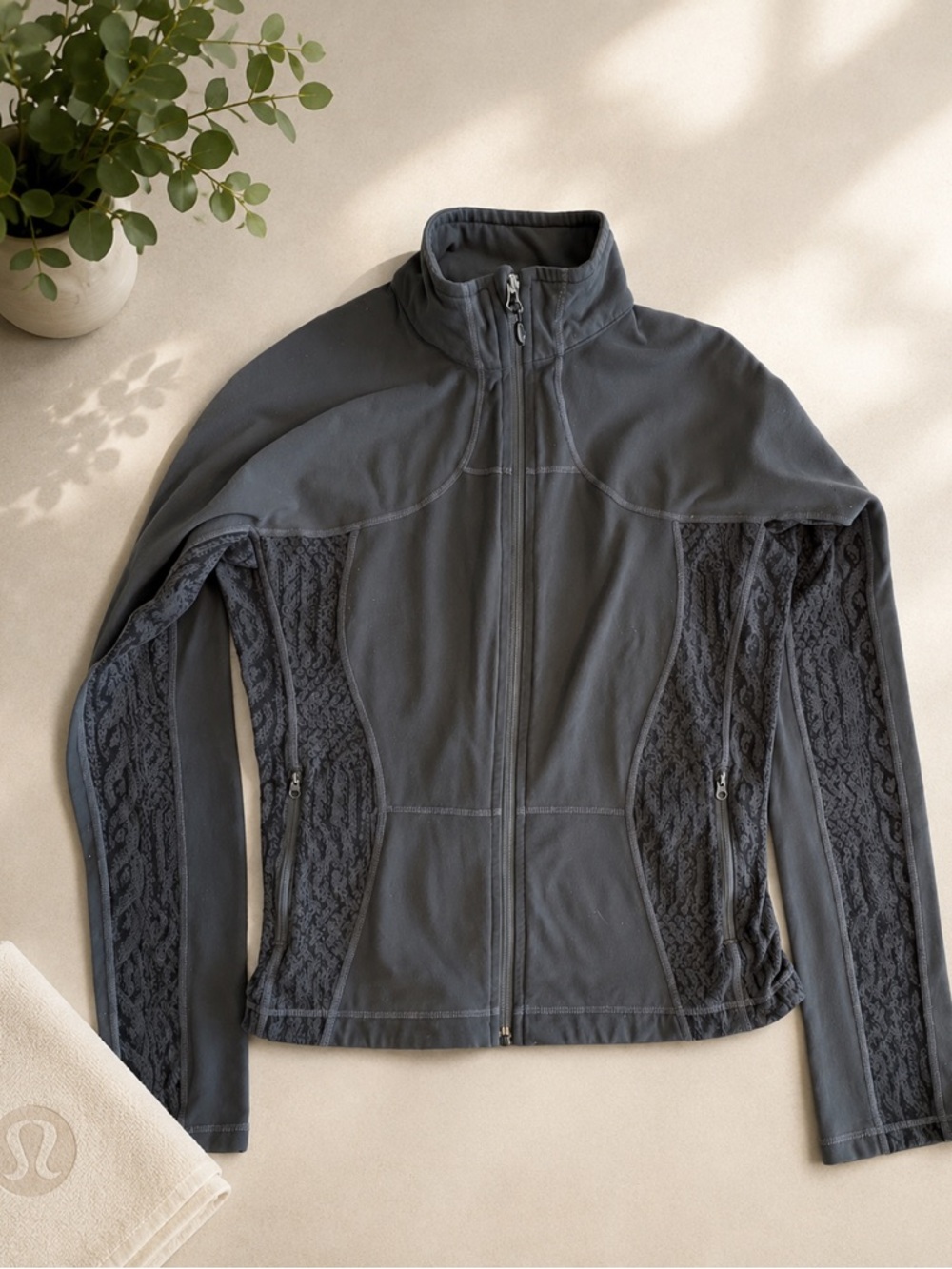 Lululemon Gray Pattern Jacket size 8 good condition